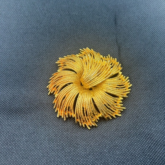 Vintage Unsigned Monet Cordelia Gold Tone Metal Flower Pin Brooch - Picture 3 of 4